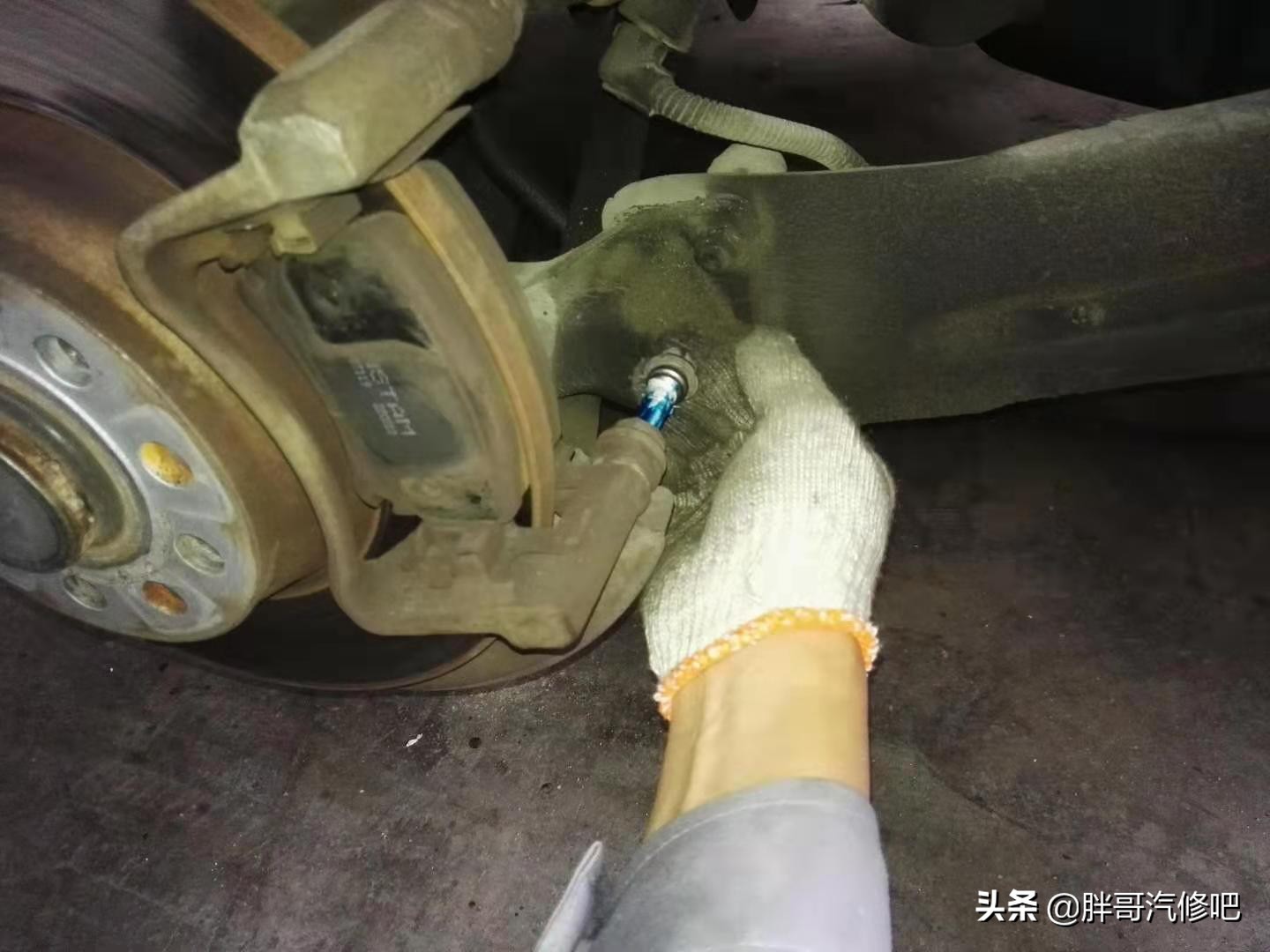 汽车走颠簸路面时底盘传来异响声，有松散的感觉，胖哥教你处理
