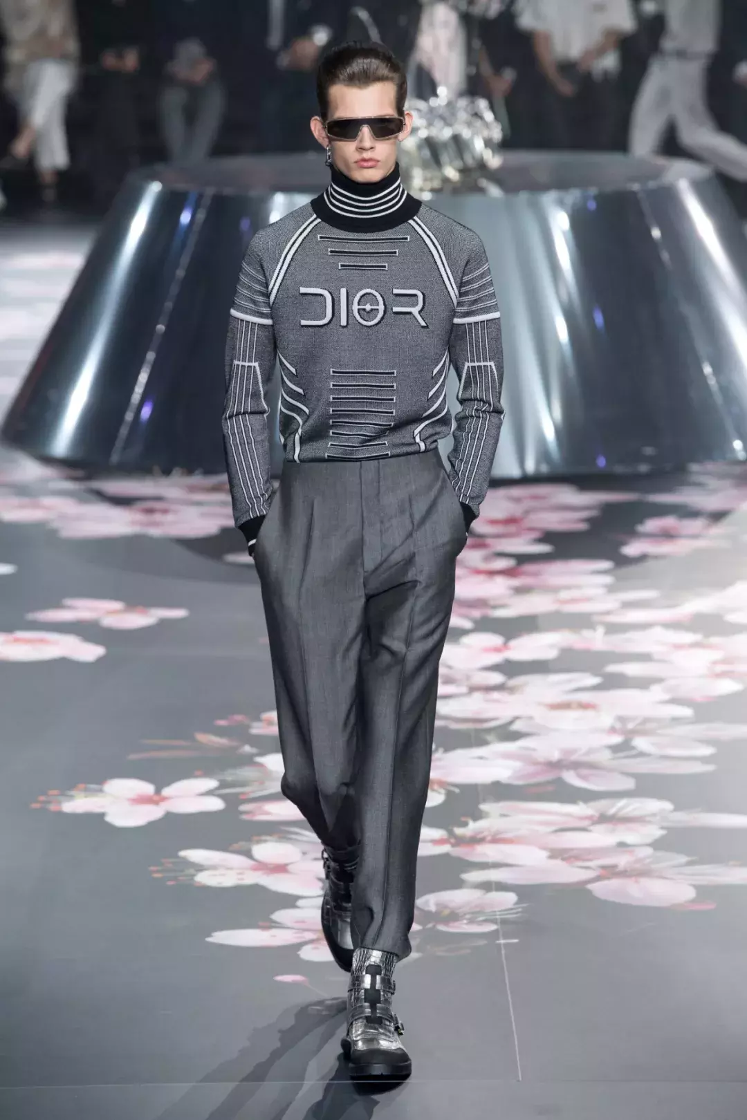现在的 Dior 不再只有性感,它正变得“ 爆款 ”起来