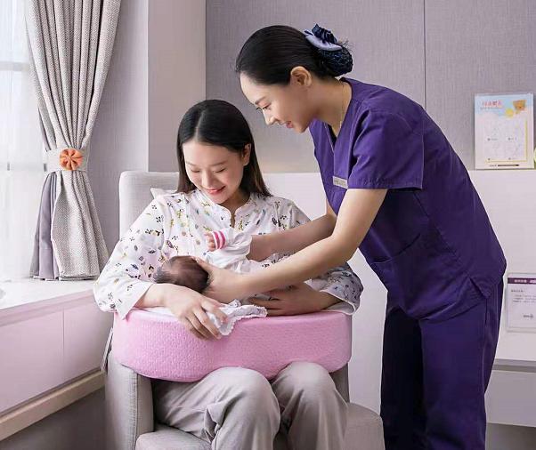 母乳喂养后胸部一边C杯一边F杯：没人告诉我，当妈后的这些痛
