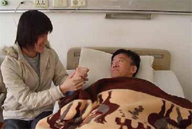 黄来女：763分考上武大，背着瘫痪父亲上学，后来怎样了？