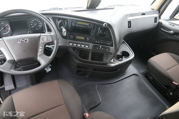 新增各种预警配置,实拍520马力现代创虎重卡,还有越野模式