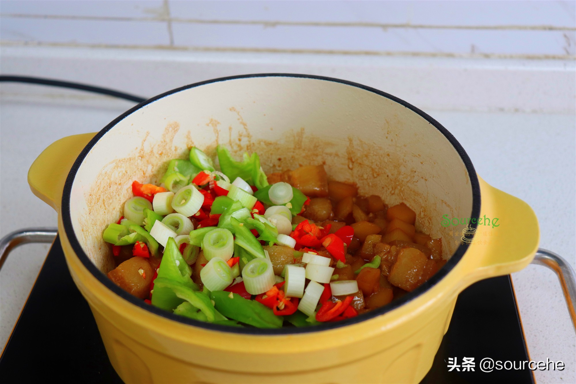 五花肉和土豆是天生一对，简单炖一炖，香飘四溢，入口即化