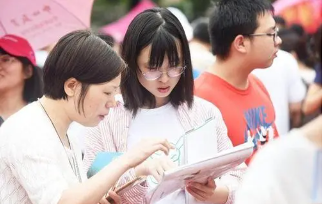 孩子考上211大学，妈妈朋友圈晒“录取通知书”，反而惹一肚子气