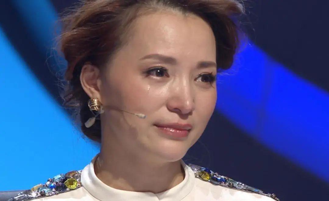 韩红曾怒怼董卿，若非董卿美国豪宅曝光，还不知韩红眼光有多准