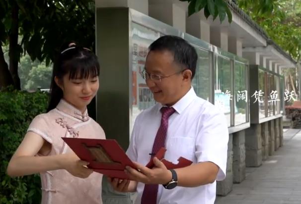 北大首封录取通知书送达，收件人美貌与才华并存，成功就读大钊班