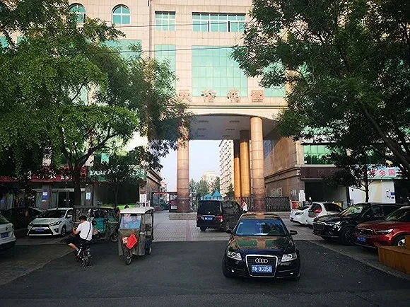 进监狱、斗殴、举报偷税…蓝翔创始人夫妇反目续集来了