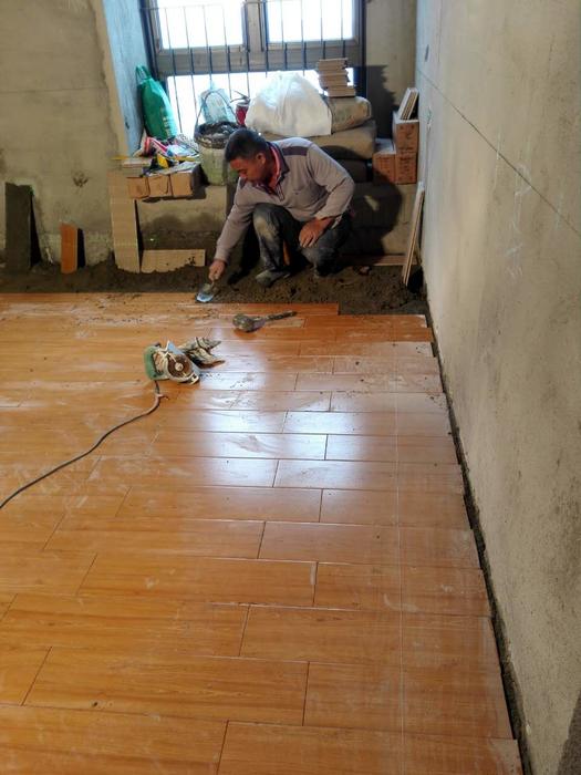 木纹砖好看又实用，看完想拆了木地板重装！