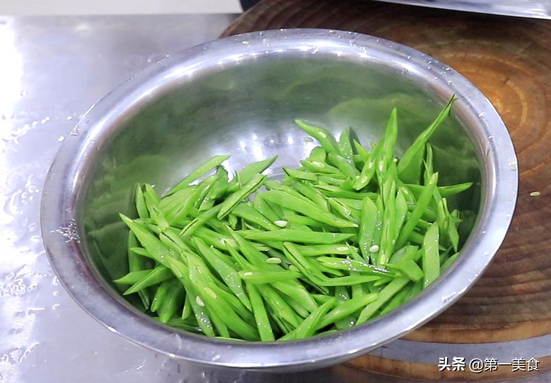 厨师长教你饭店腊肠炒芸豆做法，满满都是小技巧，清脆可口又简单