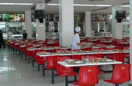 大学食堂标语“大盘点”，看着很是犀利，学生直言全是套路