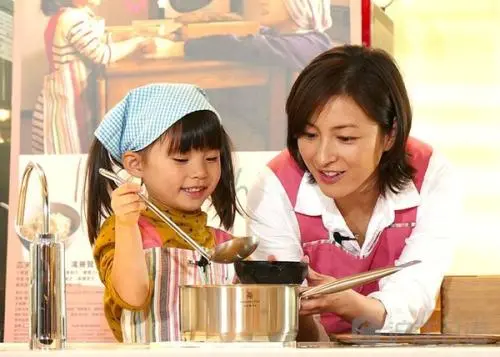 8岁！30道菜！70天学会！有“烟火气”的孩子，究竟有多幸福？