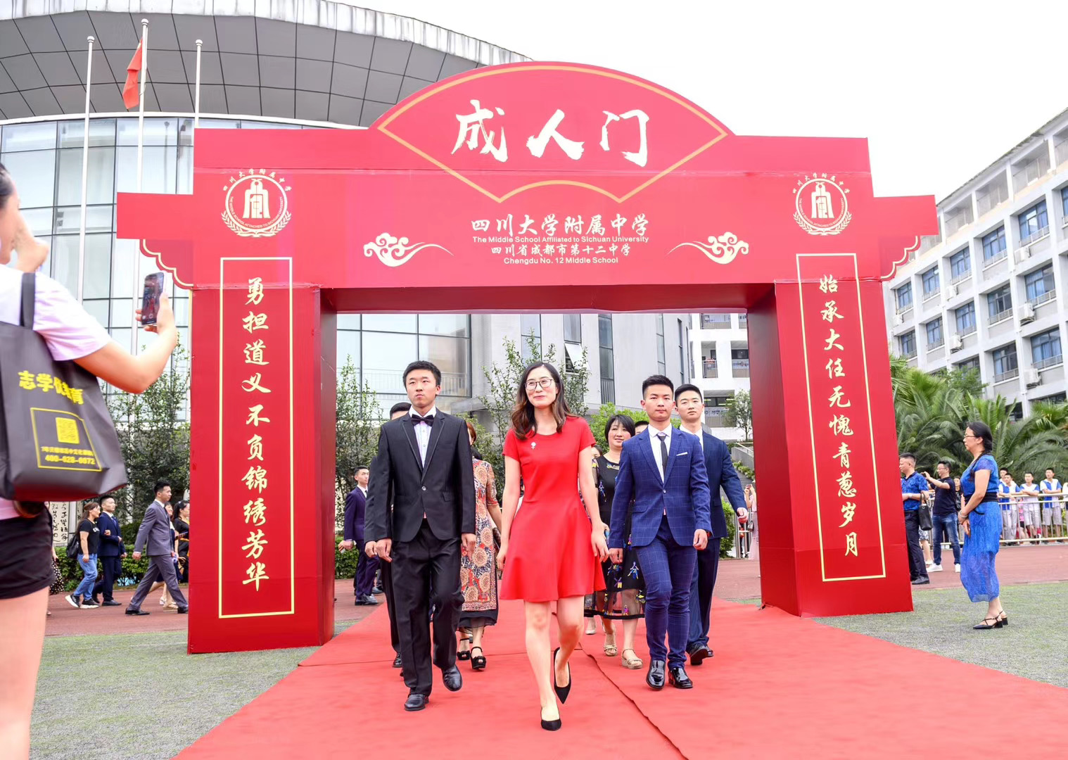 出席18岁！川大附中最特殊毕业成人礼,校长向680余名学生逐一挥手