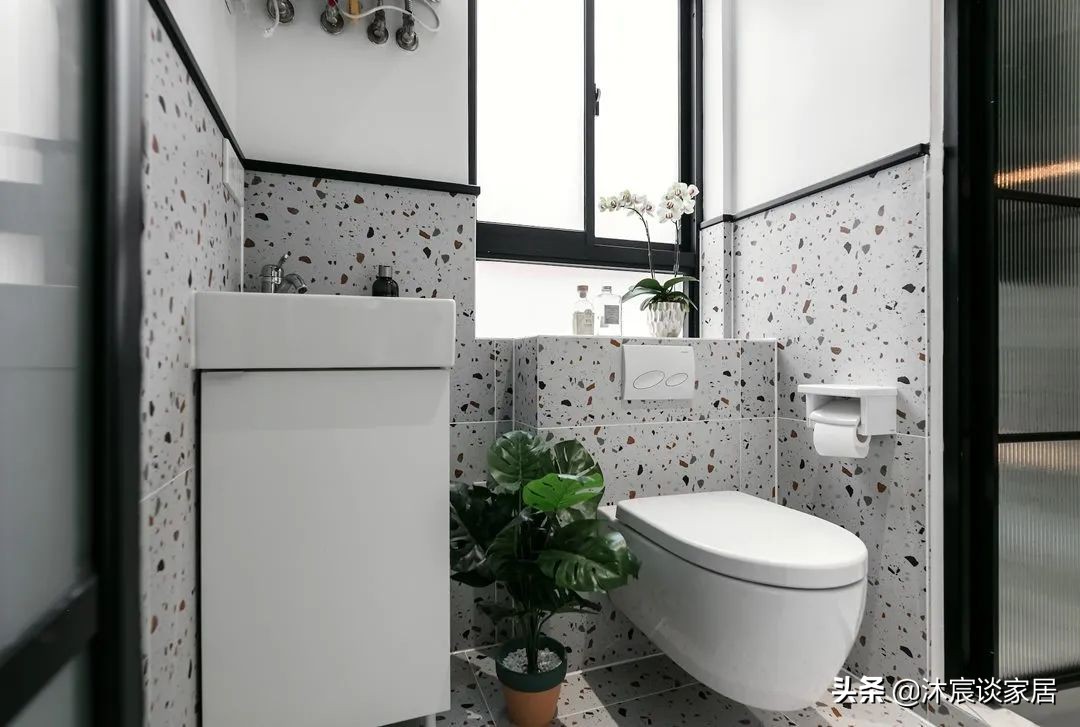 她重新装修房子，餐厨一体化后全屋开阔敞亮，室内复古浪漫很大方