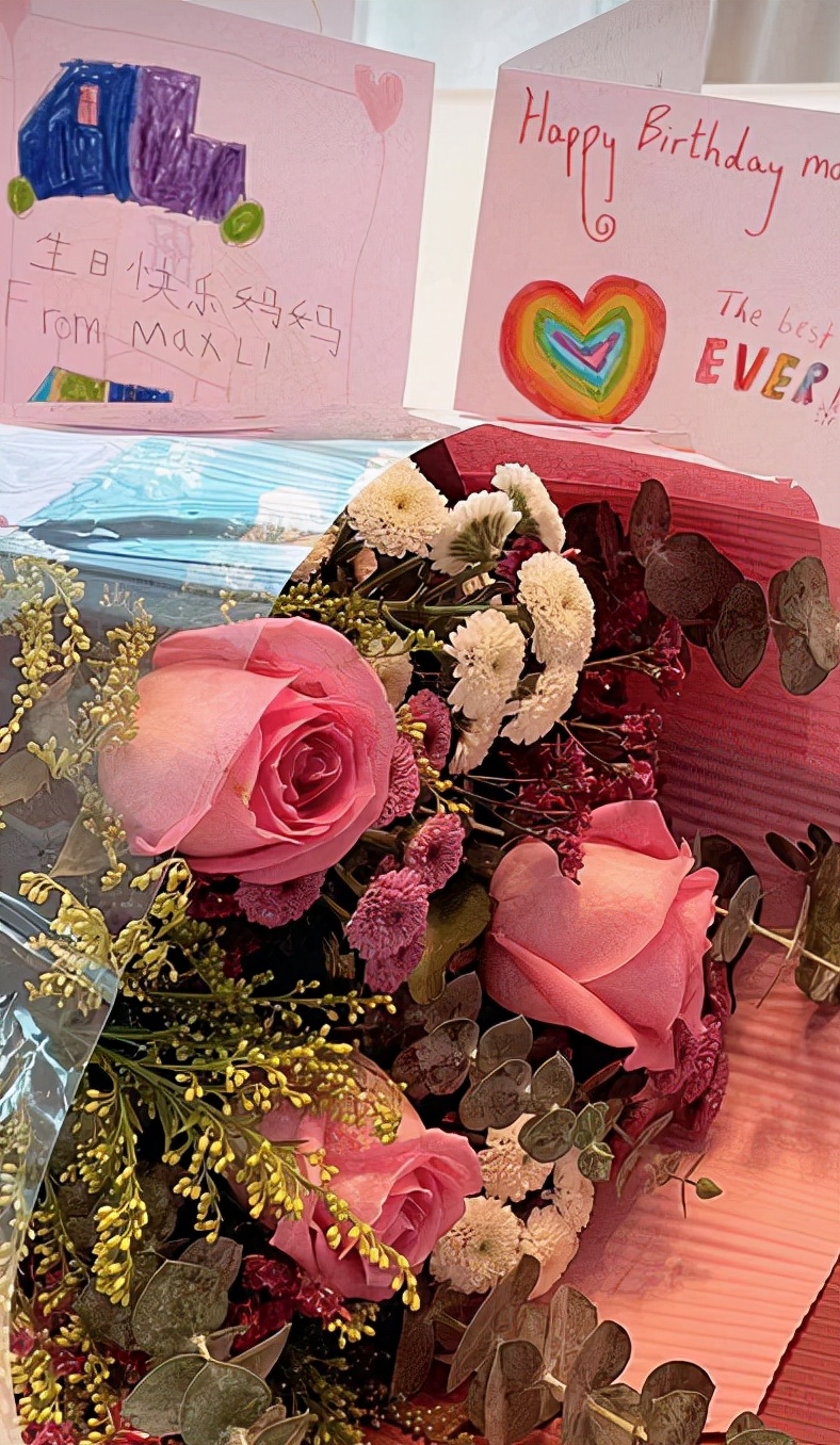 李安琪陽光青生 丈夫李小鵬送花 奧利和哥哥手寫的賀卡是那麼溫馨 天天看點