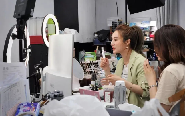 艺人李佳琦，商人薇娅的私下秘密（未满十八岁禁入）