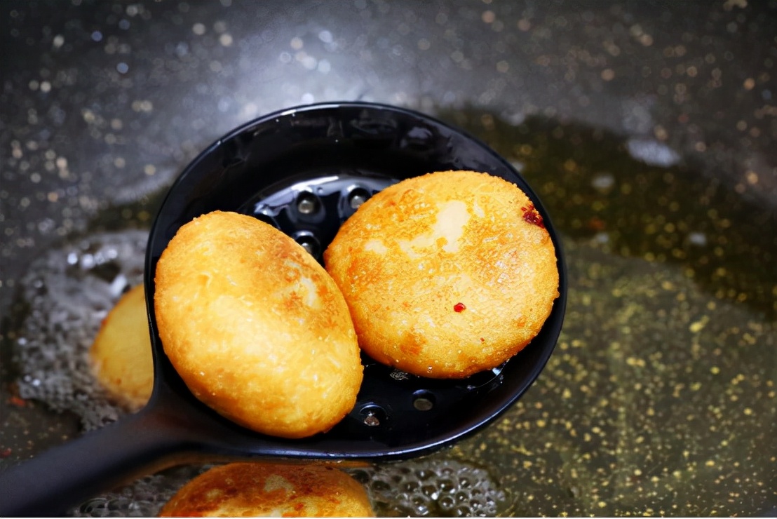 1碗糯米粉加上半勺红糖，做一份好吃解馋的小吃，软糯好吃