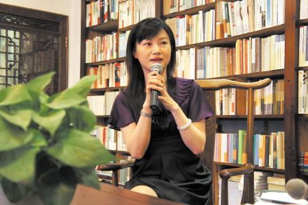 她是中南大学最美教授，被学生称为神仙姐姐，却因一本书被质疑