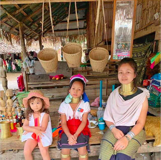 陈浩民一家泰国旅游，3岁小女儿与长颈族人合照太萌了