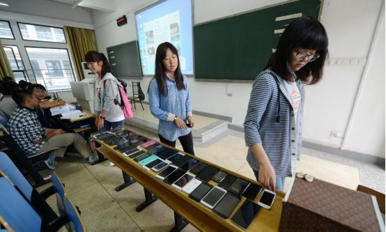 班主任上课突然查手机，普通学生只会放兜里，这种操作才最秀