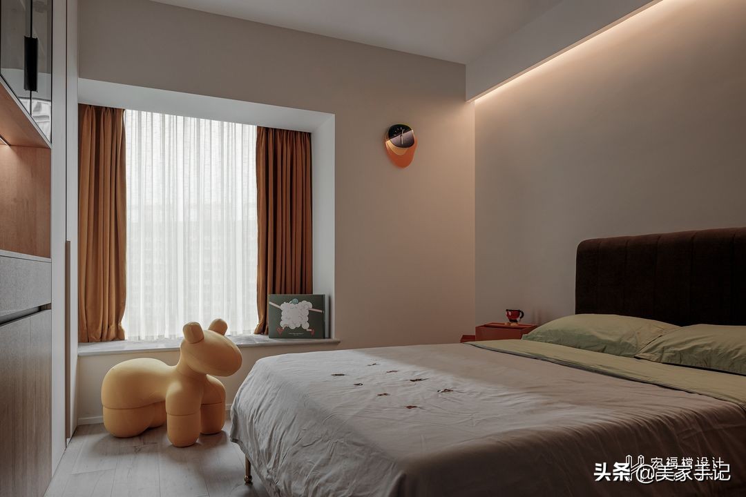 成都夫妻家中的高级场面：坚持沙发不靠墙，全屋寂静风！太有品味