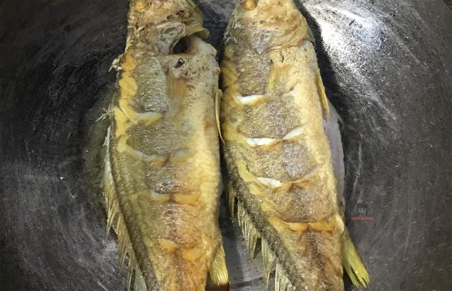 最近超火的黄花鱼吃法，简单一炖，滑嫩入味，上桌连汤汁都不剩