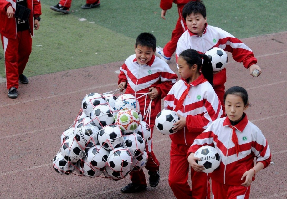 公立学校和私立学校的差距在哪？学生将来差距大，家长别选错