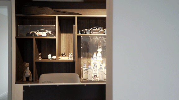 改变墨守成规的布置，她坚持把沙发背景改成矮墙，真是通透又美观