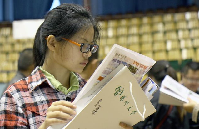 高考志愿成生意，规划师一年收入90万？花高价报志愿真有必要？