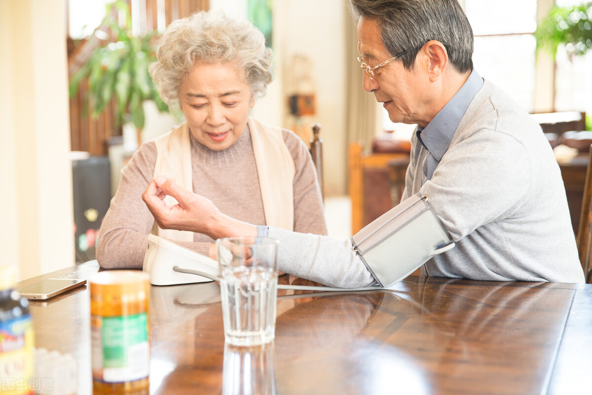 78岁老人，高压147，低压68，这血压危险吗？怎样降血压？医生讲