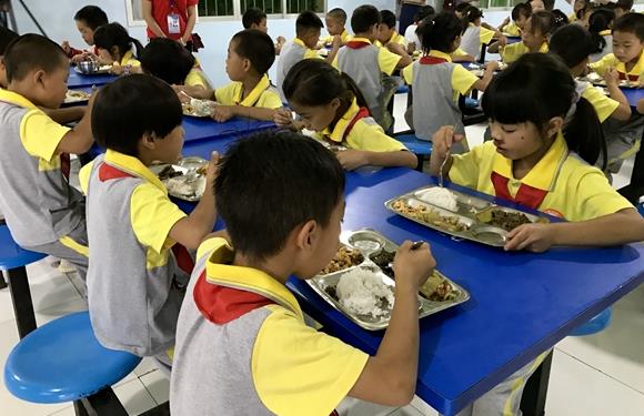 4部门联合明确规定，非寄宿制学校不得设置小卖部，食堂禁止承包