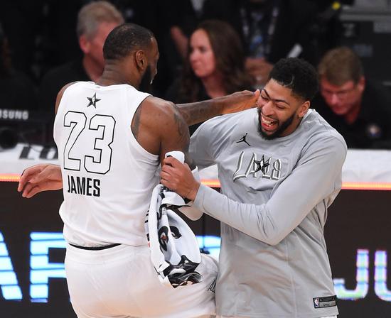 nba进球后队友为什么互推(幕后“黑手”已遮天！NBA沦为超级球星操纵的“玩物”)