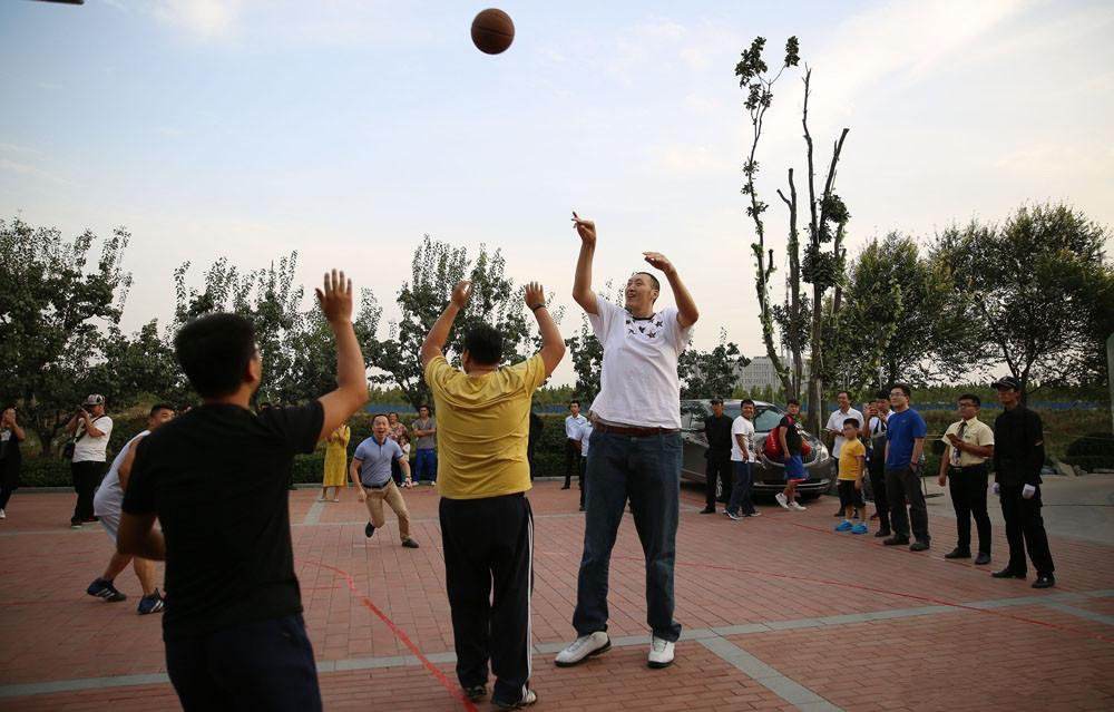 为什么cba球员不打街球(街球手和职业球员到底差在哪？技术或许可以练，但天赋真的练不了)