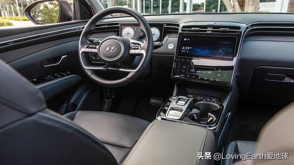 2022款现代途胜有着更大的外型，更复杂的造型设计