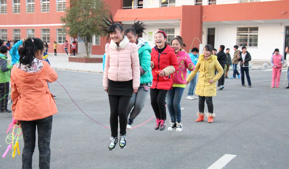 公立学校和私立学校的差距在哪？学生将来差距大，家长别选错
