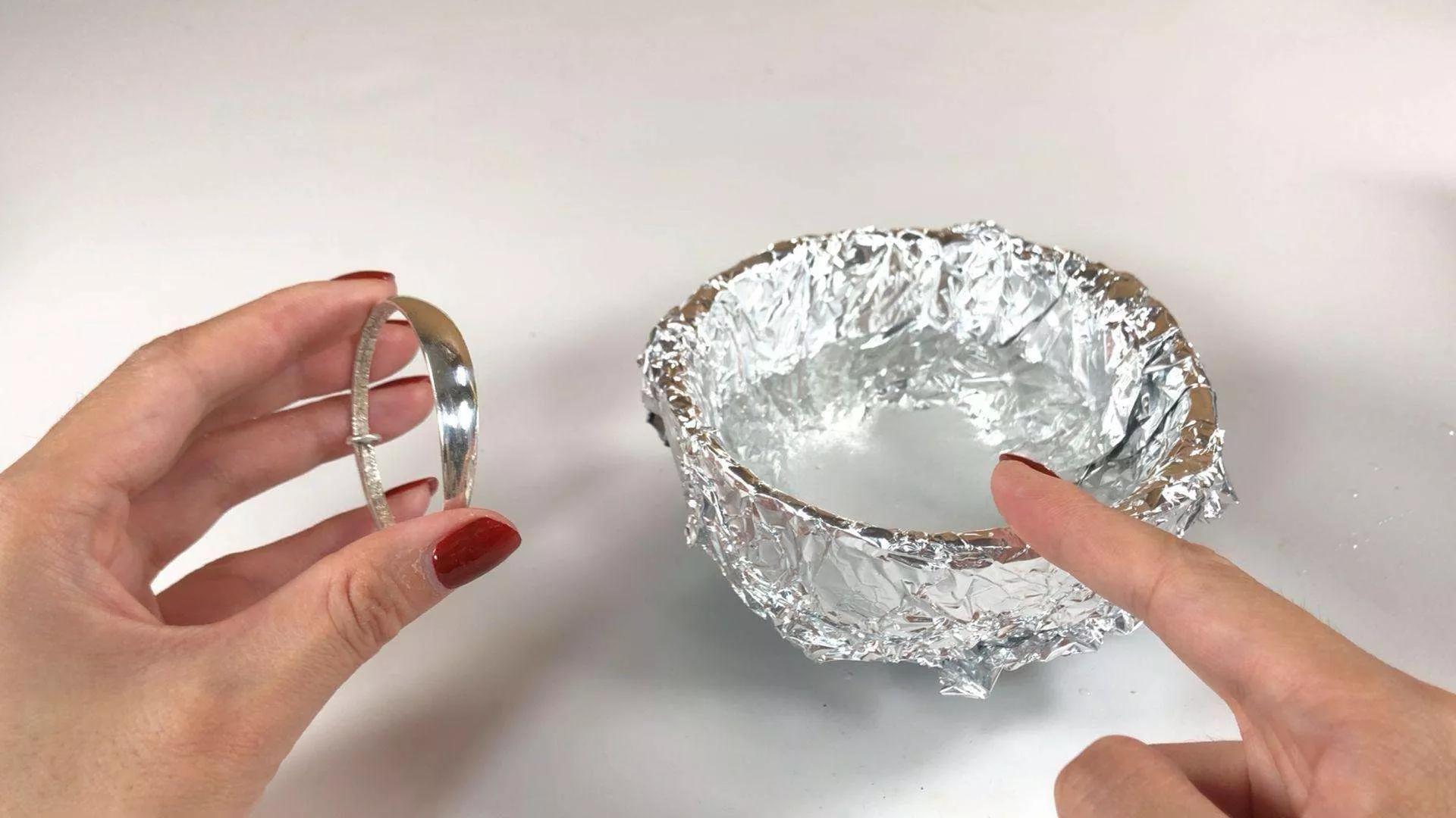 另外说一下清洗银饰的小技巧:需要碗1只,烧烤锡纸1小张,盐1勺,开水