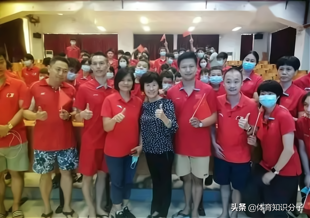 全红婵祖师母拿100多个跳水冠军！亲自到场为红姐祝贺：本事不小