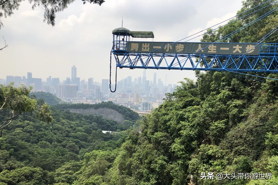 九,澳门蹦极塔蹦极塔跳台高度233米,要签生死状的蹦极点,费用为每人次