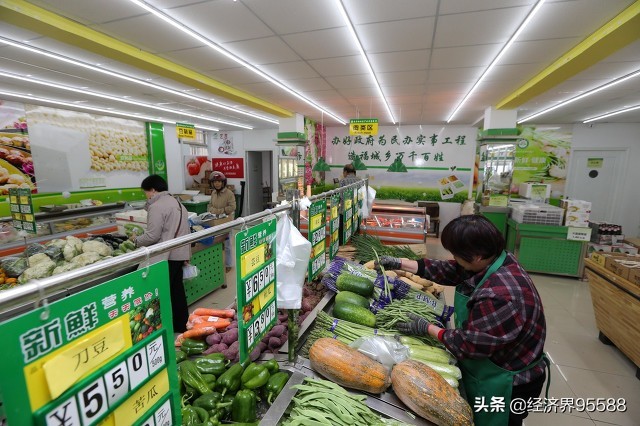 一对小夫妻在小区门口卖菜年赚100多万