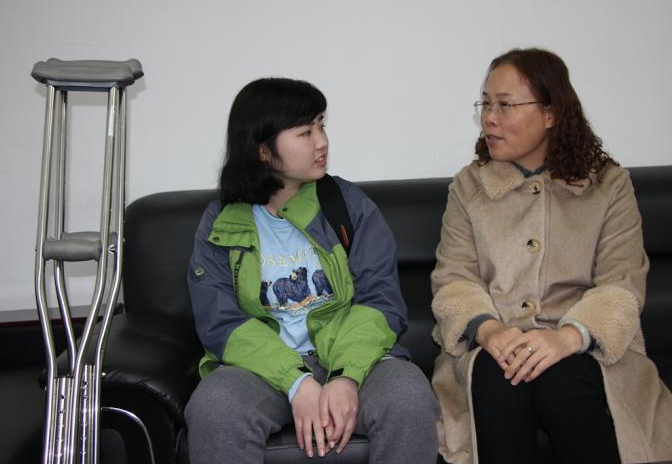 两次骨折两次考上大学 这名拄双拐重症女孩的大学路让人感动