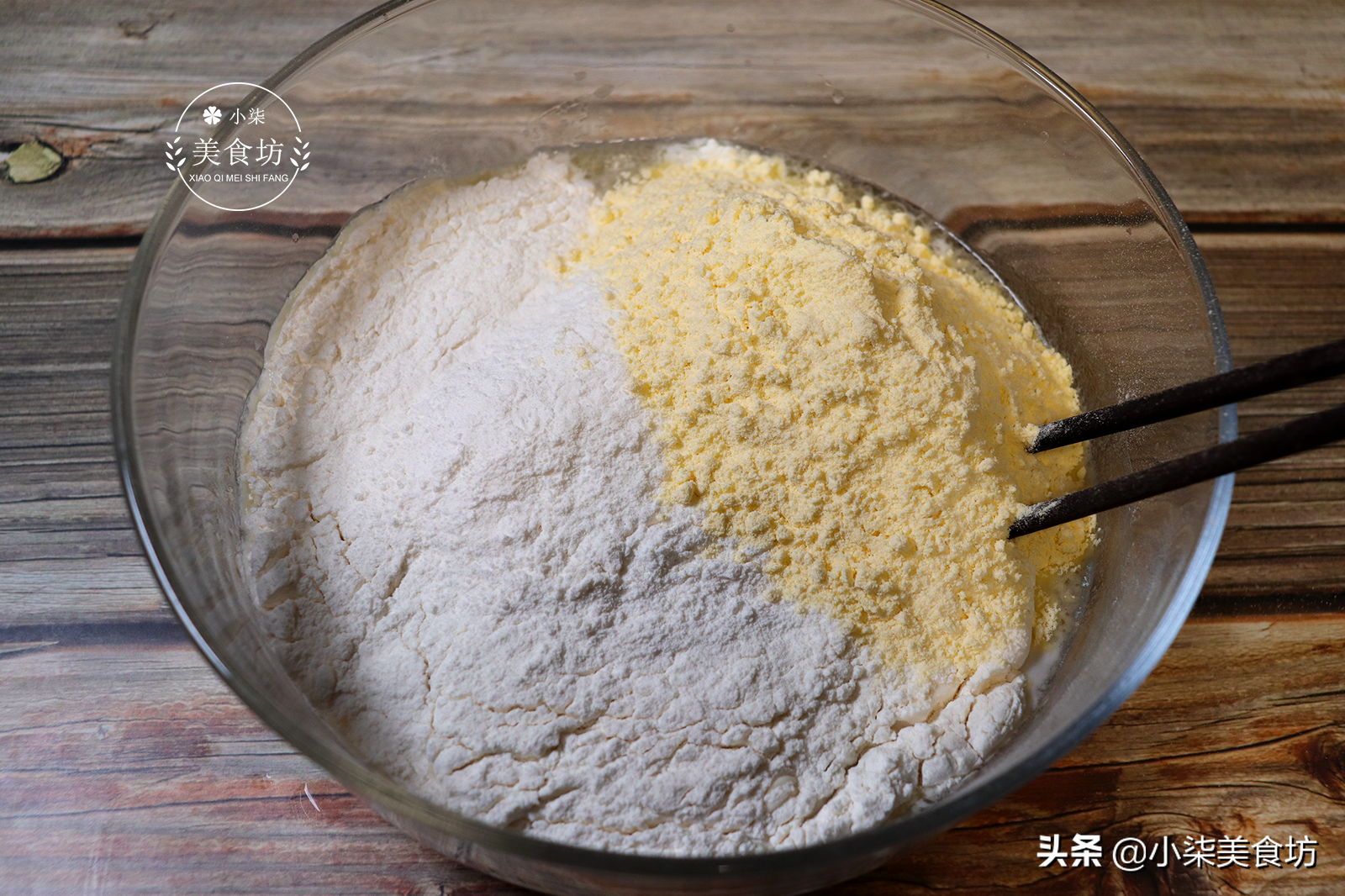 玉米饼这样做太香了，掌握关键2步，个个鼓大泡，出锅瞬间被扫光