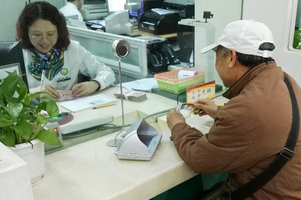 定存利率达到3.95%，但存钱的人寥寥无几，银行员工：储户太精明