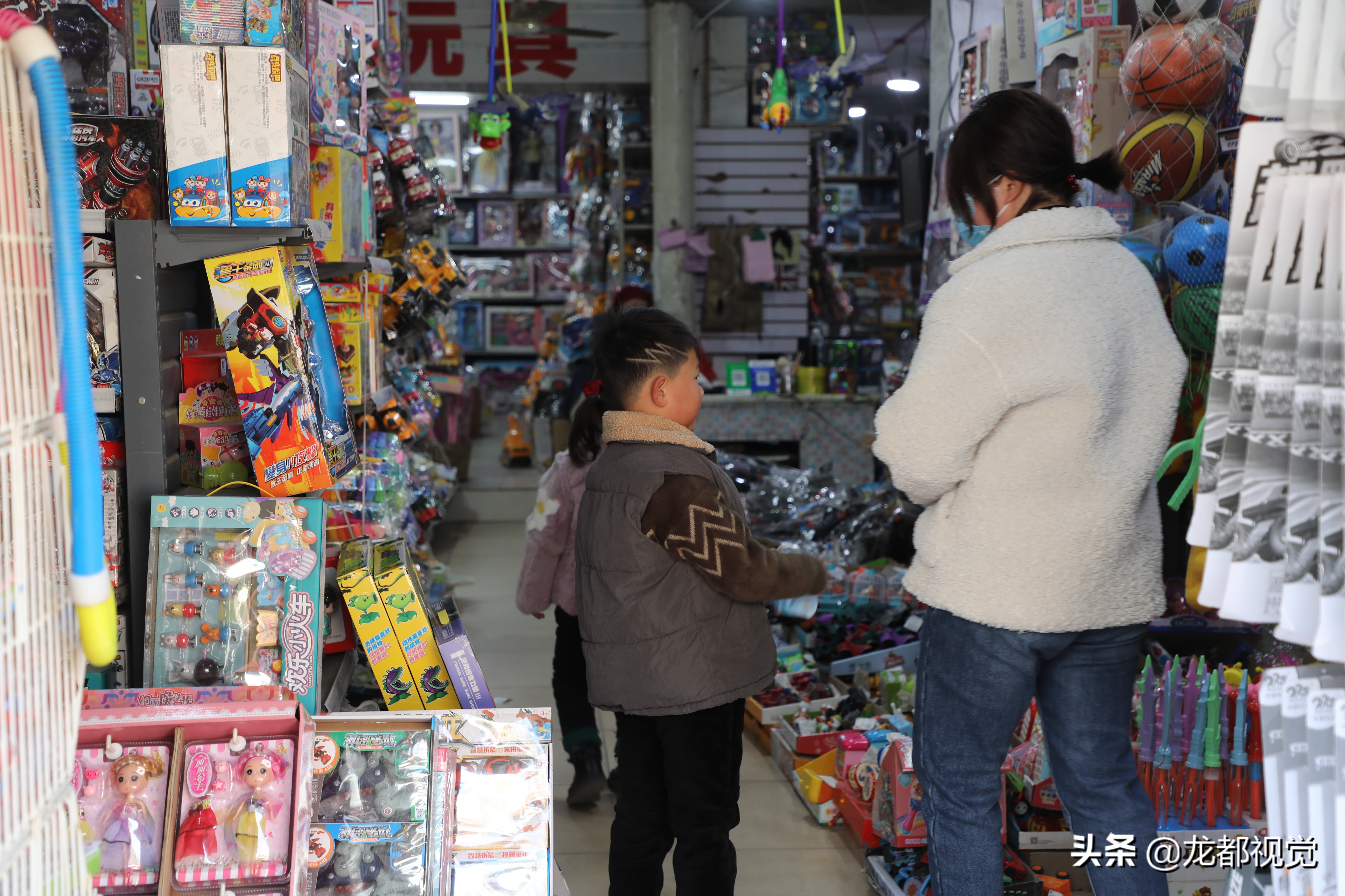 这些小店卖的东西是儿童最爱，赶集时小孩子们看到基本走不动