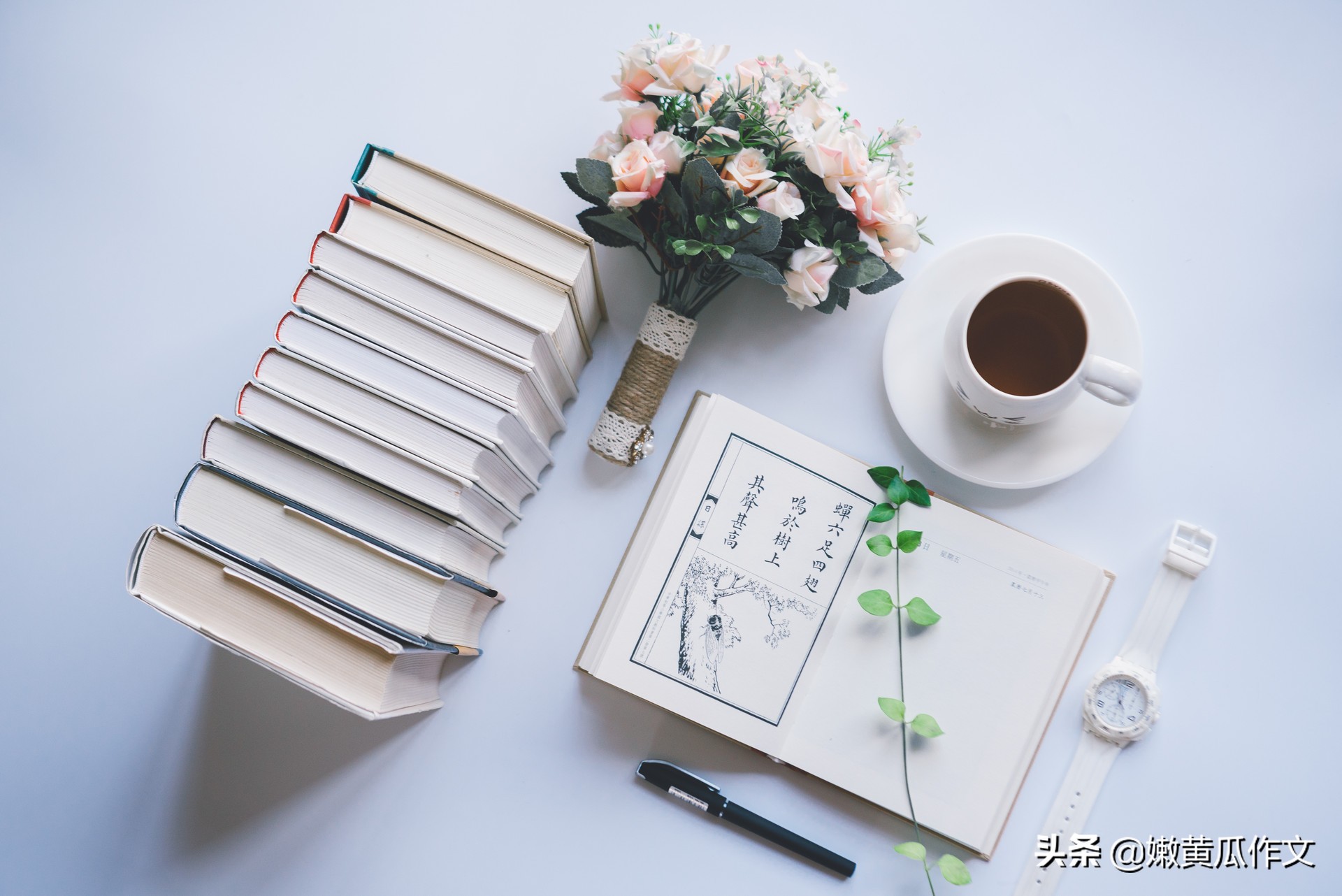 他胆小如鼠，连敲门声都吓得缩在墙角，结结巴巴问：“谁……谁在外头？”