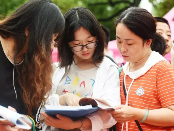 武汉一所211大学招生遇冷，安徽考生400多分考上了，家人很欣慰