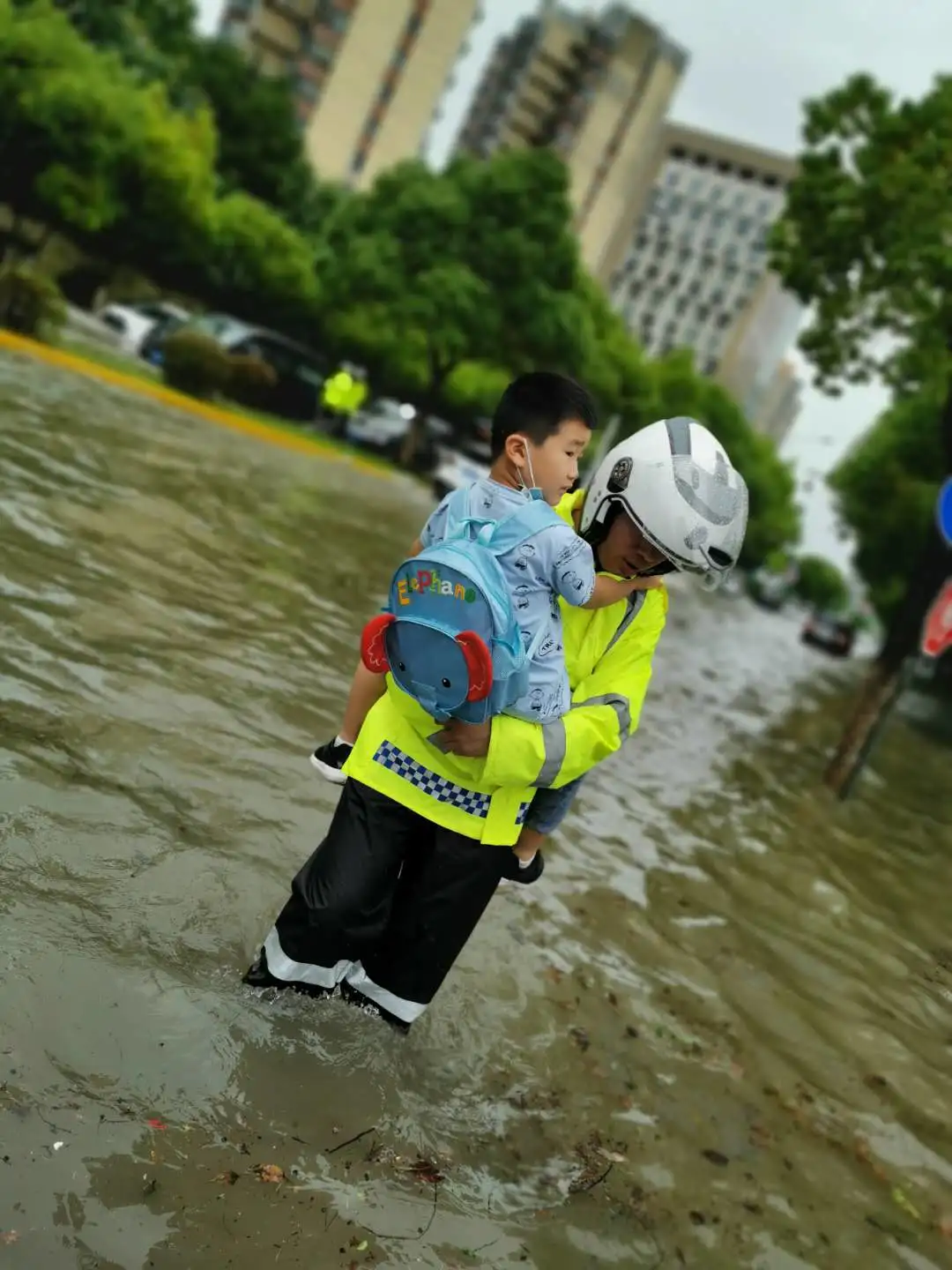 暴雨中的这四个动作，帅