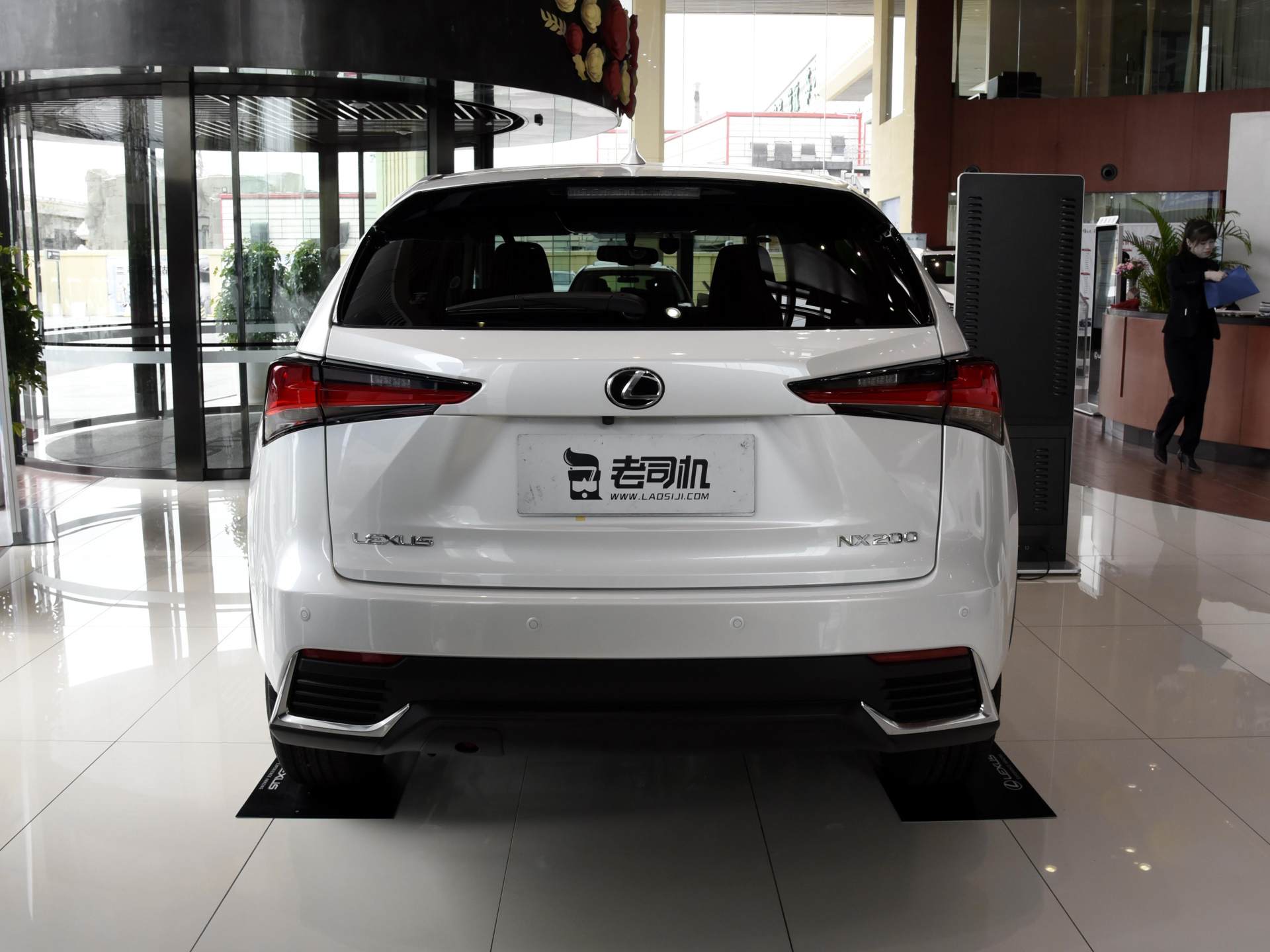 实拍不输奥迪Q5的豪华SUV：成交价27万，混动油耗5.8L