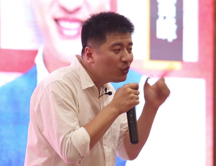 曾经红极一时的张雪峰，为何在这两年销声匿迹？只因被迫公开道歉