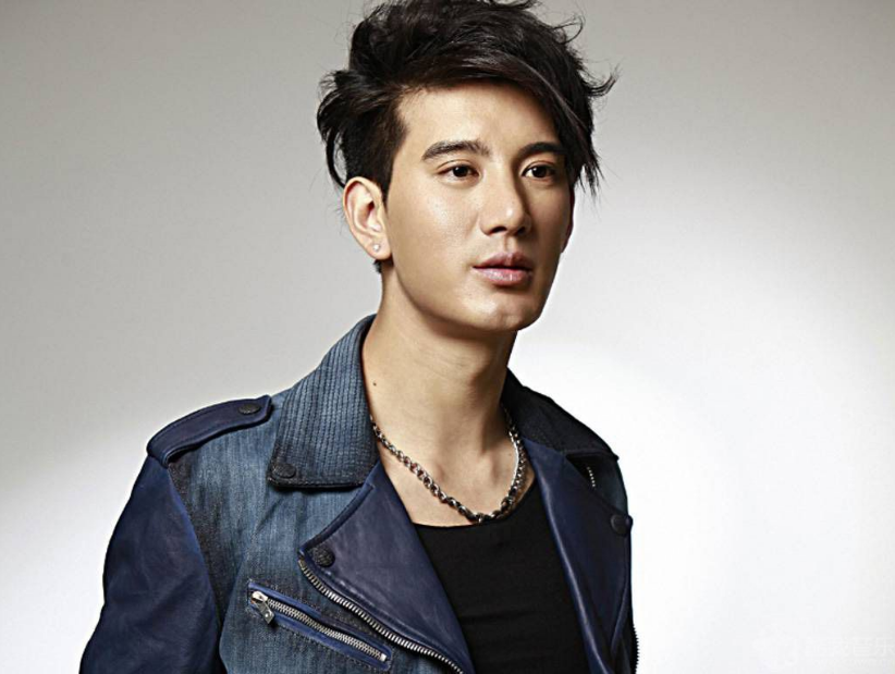 林更新回母校凡尔赛，同学就走红他一个，校友还有一个是被骂红的