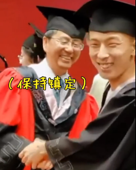 高校毕业典礼出现辣眼一幕，男生趁老师“拨穗”时，直接亲了上去