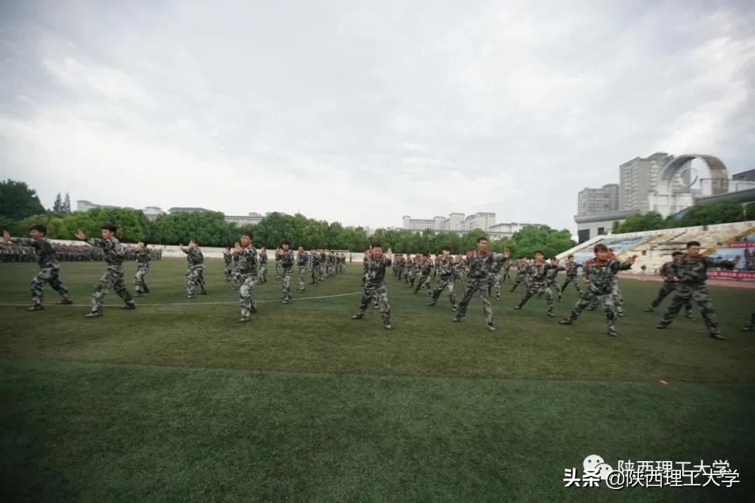 雨中闭幕，2020级军训汇报，请您检阅