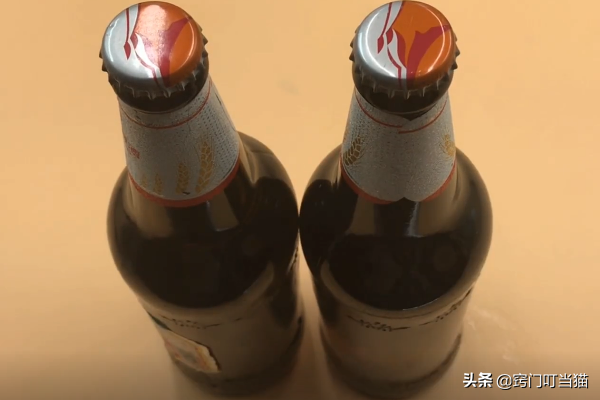才知道，啤酒瓶盖有个“小机关”，不用开瓶器，小孩也能一秒打开
